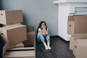 femme-stressee-assise-dans-un-coin-pendant-son-demenagement